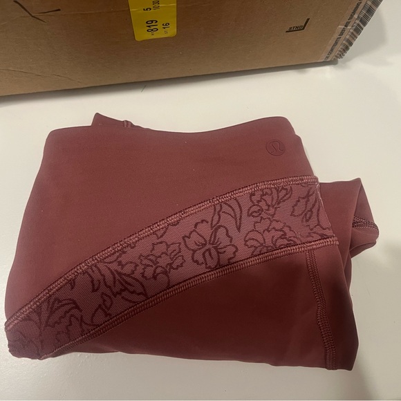 lululemon plumful leggings with lace accent, size six like new. wunder unders - Picture 5 of 6